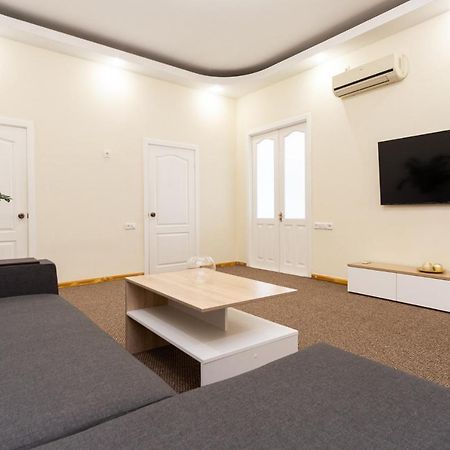Apartment Center Of Odessa Eksteriør billede
