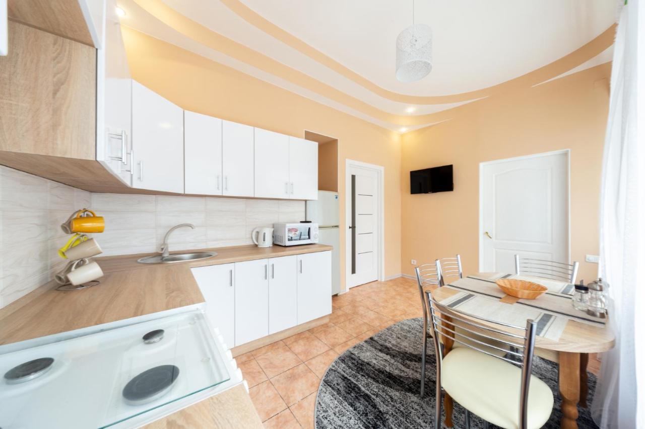 Apartment Center Of Odessa Eksteriør billede