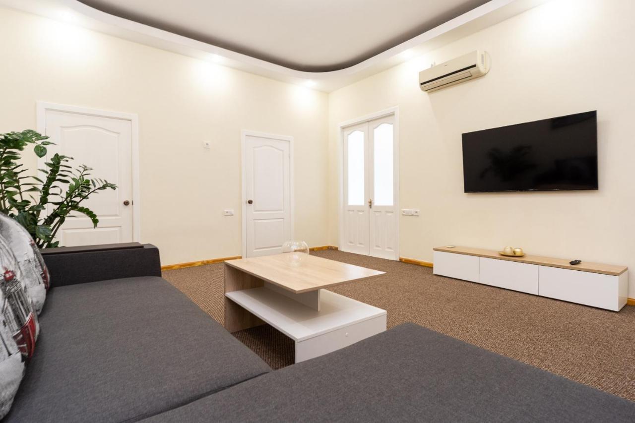 Apartment Center Of Odessa Eksteriør billede