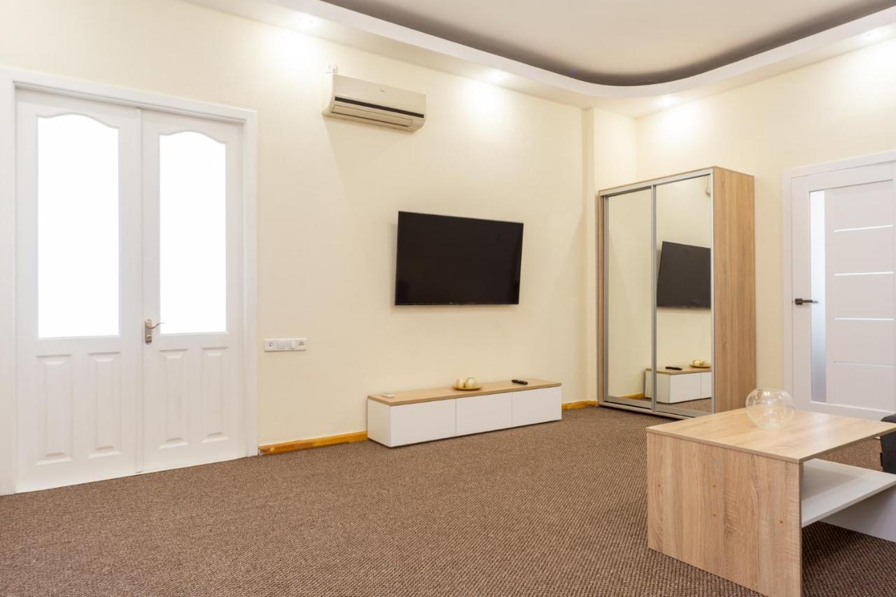 Apartment Center Of Odessa Eksteriør billede